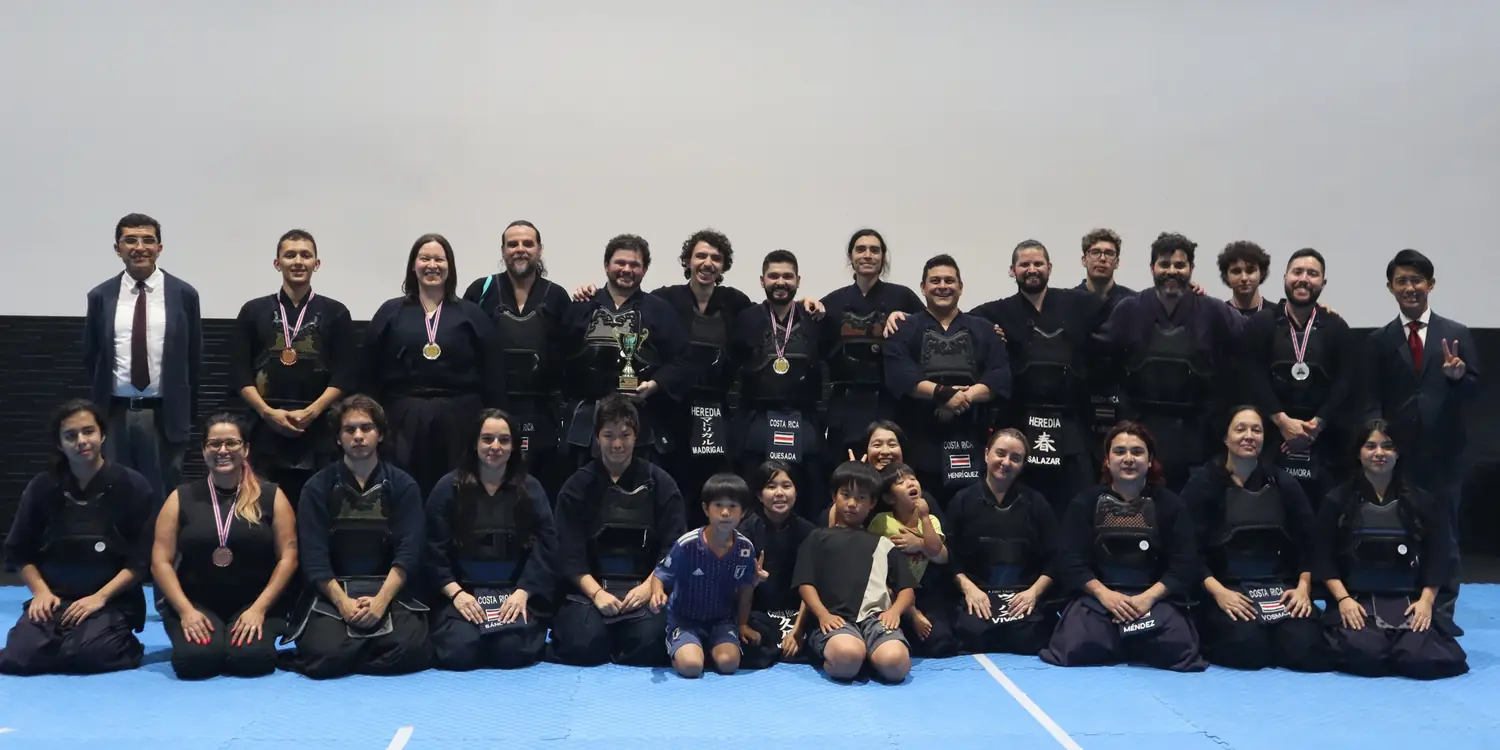 Grupo de practicantes de kendo reunidos después de una actividad